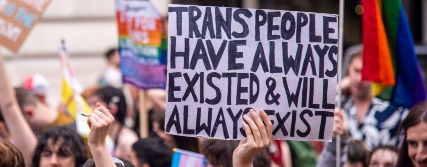 RUPTURE : Le gouvernement de Donald Trump déclare que les personnes transgenres et non binaires n'existent pas