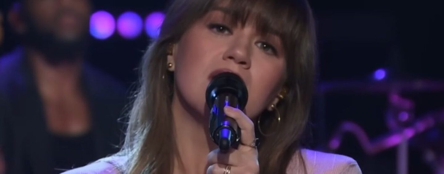 36 fois Kelly Clarkson a repris des chansons de musiciens Sapphic dans son émission