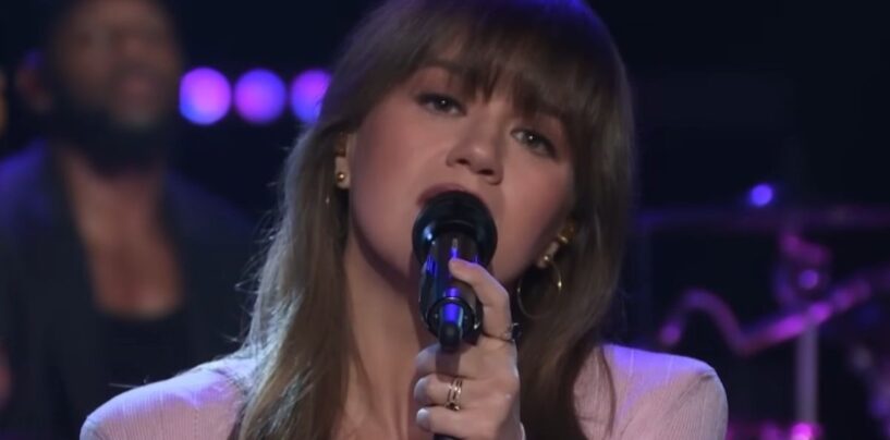 36 fois Kelly Clarkson a repris des chansons de musiciens Sapphic dans son émission