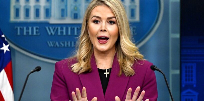 Le nouveau secrétaire de presse de Trump à la Maison Blanche cible les transgenres dans le premier briefing