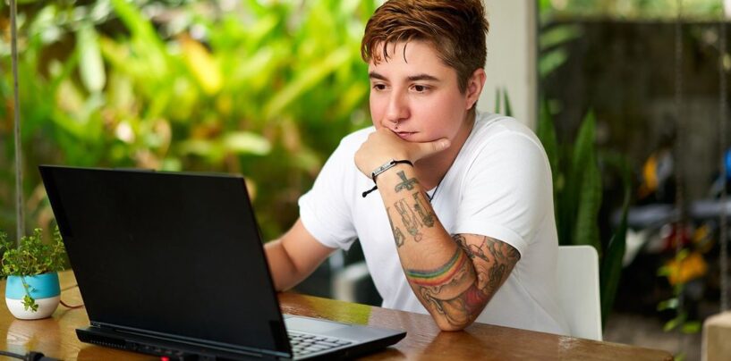 EEOC ne plaidera pas pour les gens trans et non binaires, conformément à l'ordre des «  sexes '' de Trump