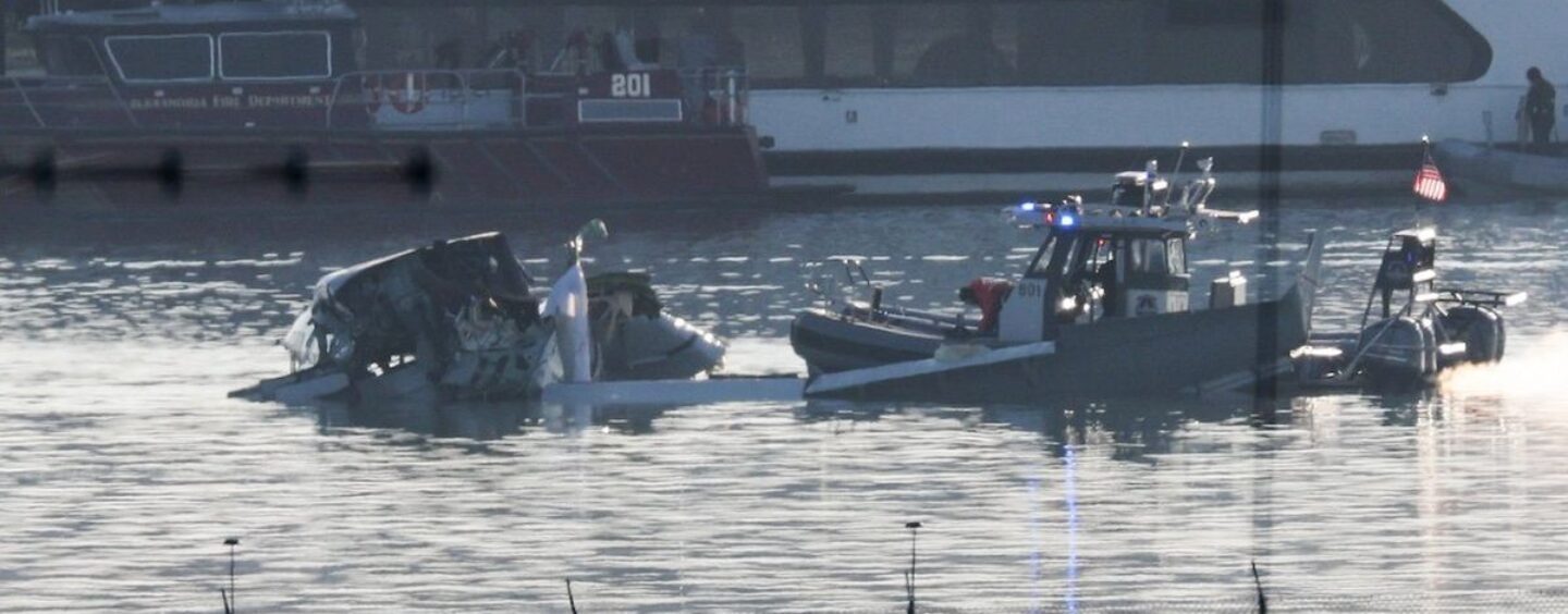 Pete Buttigieg souffle Despicable 'Donald Trump pour avoir blâmé DC Plane Crash sur Dei