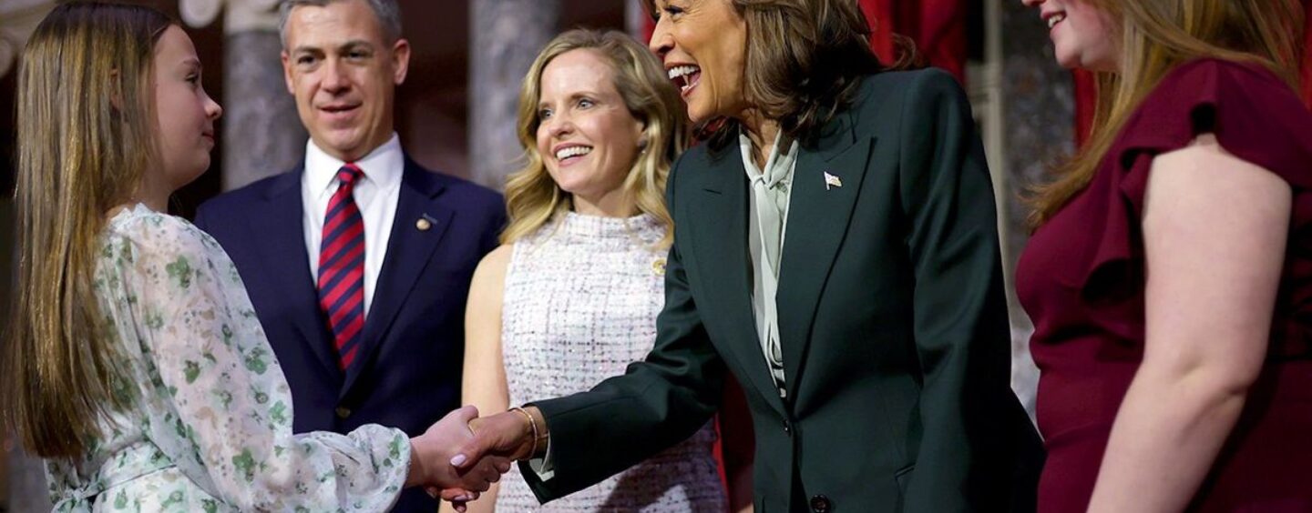 Regardez Kamala Harris garder son sang-froid lors d'une journée contrastée au Sénat américain avec des moments chaleureux et des moments moins chaleureux