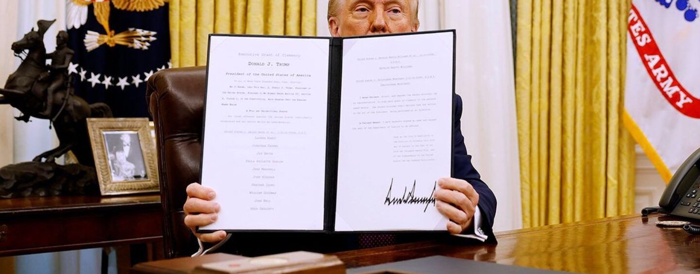 Voici tous les ordres exécutifs de Trump qui ont ciblé des personnes transgenres – jusqu'à présent