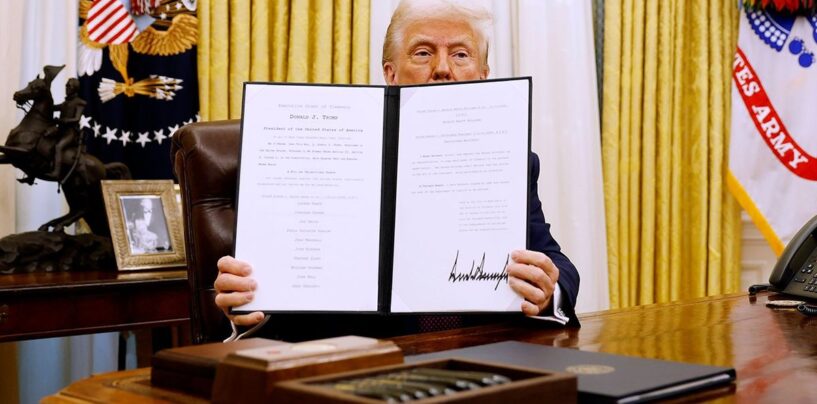 Voici tous les ordres exécutifs de Trump qui ont ciblé des personnes transgenres – jusqu'à présent