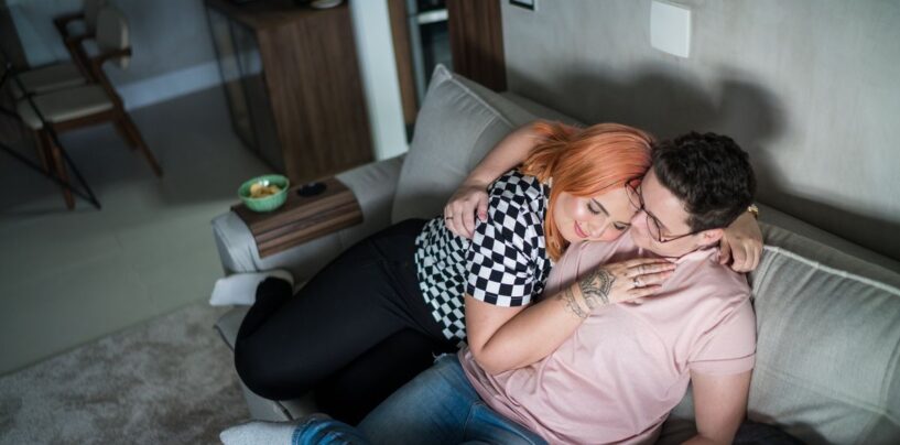 Comment soutenir les jeunes trans et leurs familles au milieu de l'interdiction des soins affirmants de Trump, disent les thérapeutes