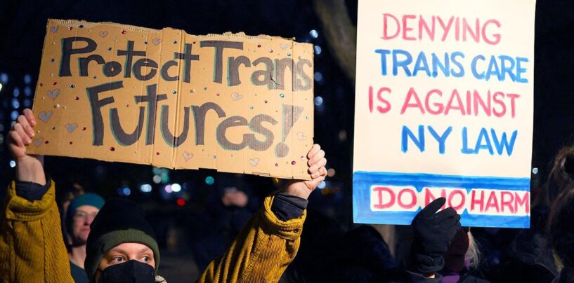 Des manifestations éclatent aux États-Unis dans les hôpitaux se conformant à l'ordre exécutif anti-Trans de Trump de Trump