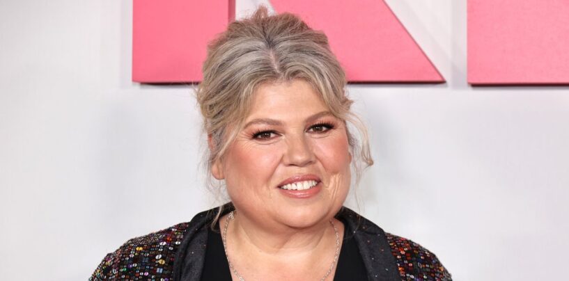 Urzila Carlson pousse l'agenda gay dans le nouveau film de Netflix «Kinda Enceinte»