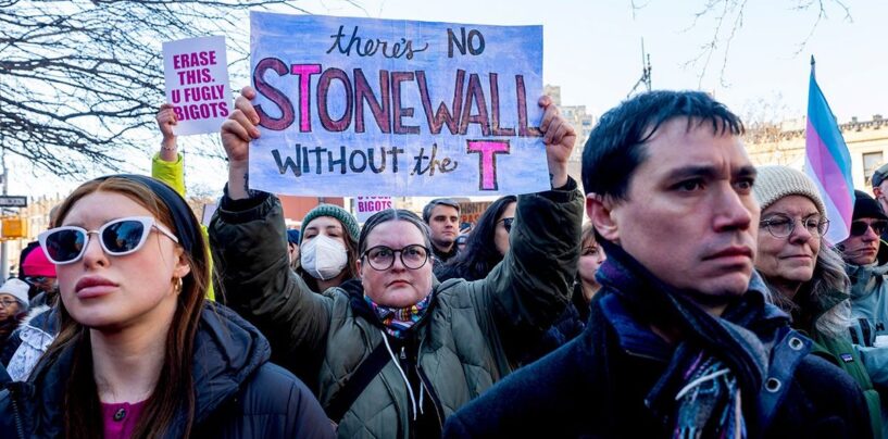 Pas de LGB sans le T – la communauté queer proteste contre l'effacement transgenre de Trump à Stonewall