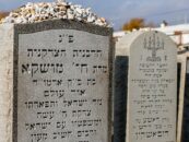Le veuf poursuit le cimetière de Long Island pour avoir nié l'enterrement du mari dans l'intrigue familiale, citant une discrimination anti-LGBTQ +
