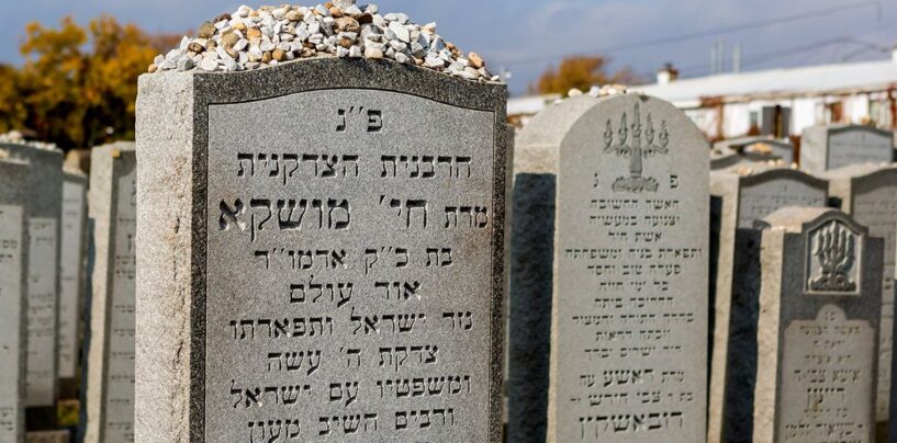 Le veuf poursuit le cimetière de Long Island pour avoir nié l'enterrement du mari dans l'intrigue familiale, citant une discrimination anti-LGBTQ +