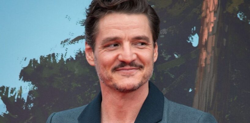Pedro Pascal glousse alors qu'il plaisante en disant qu'il est «  dans la soumission '' a toute l'Internet à aval