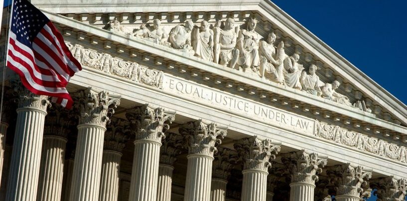 Une femme blanche droite a porté une affaire de discrimination à la Cour suprême. Voici ce que cela pourrait signifier