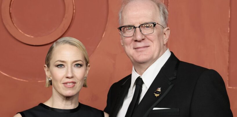 La star de 'Lotus' White 'Carrie Coon part sur son «mariage ouvert d'esprit»