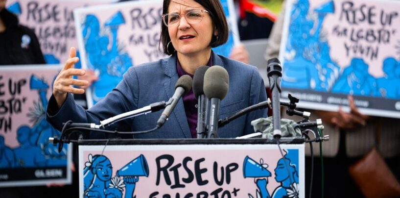 Plus de 80 démocrates de la Chambre exigent que Trump annule l'interdiction des soins affirmant les sexes: «  Nous voulons que les enfants trans vivent ''