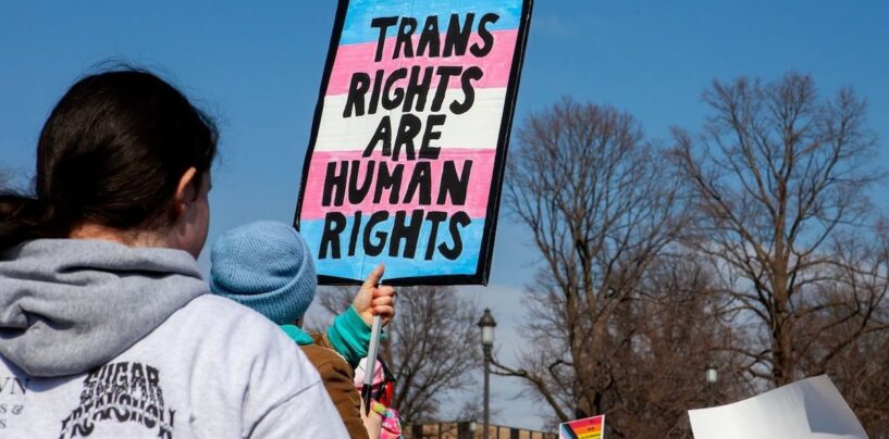 Les législateurs de l'Iowa adoptent le projet de loi en dépouillant des protections transvères trans et des droits civils, envoyez au gouverneur