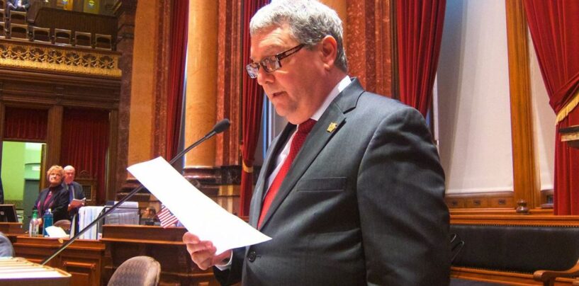 Le sénateur de l'Iowa condamne le GOP dans un discours enflammé sur les droits civils trans, «honte à tous les chrétiens» (exclusif)