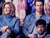 Brandon Flynn et Nik Dodani sont des amoureux gays dans la nouvelle comédie d'horreur «The Parenting»