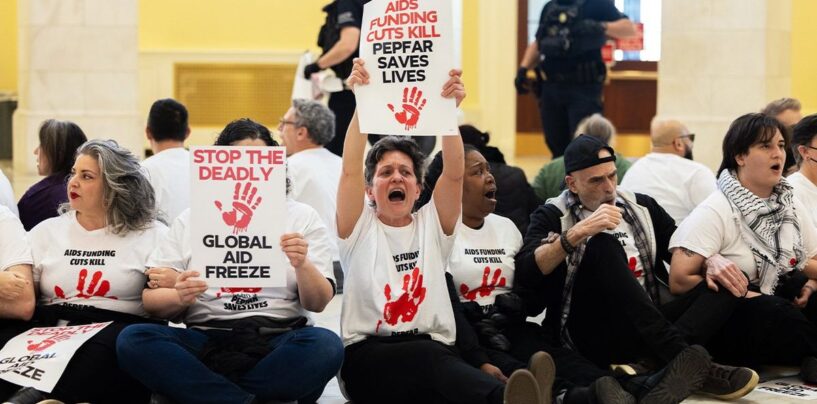 Des militants ont arrêté à la mort lors de la protestation de la perte du financement mondial du VIH