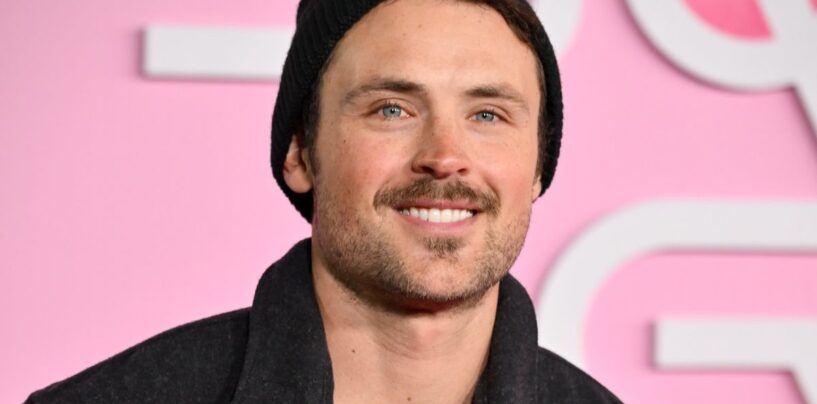 Dylan Efron est un garçon sale avec une version chaude bizarre de la douche