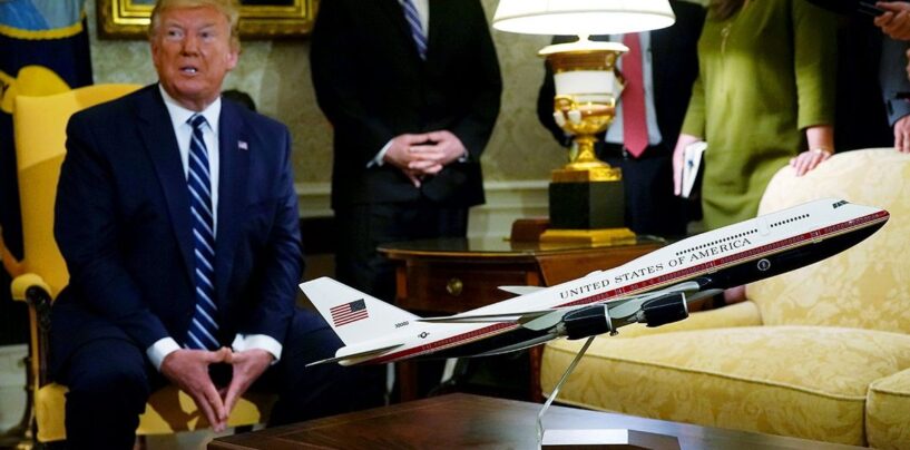L'avion s'écrase, près des miss, des cabines fumées alors que Trump faisait rage sur le retard avec sa nouvelle Air Force One dorée