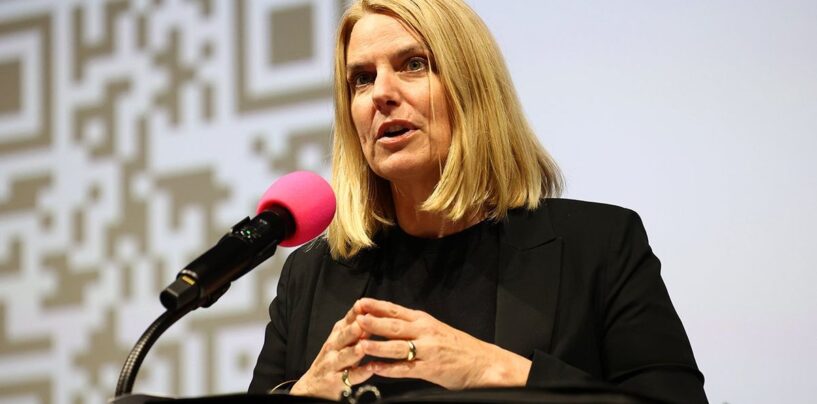 Les médias doivent inclure des voix transgenres et défier les mensonges anti-trans constants de Trump, dit Glaad