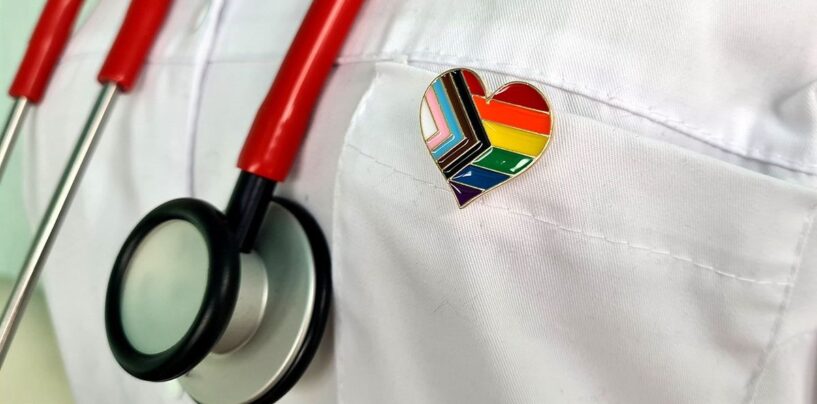 Le juge bloque l'ordre des soins de santé anti-transgenre de Trump