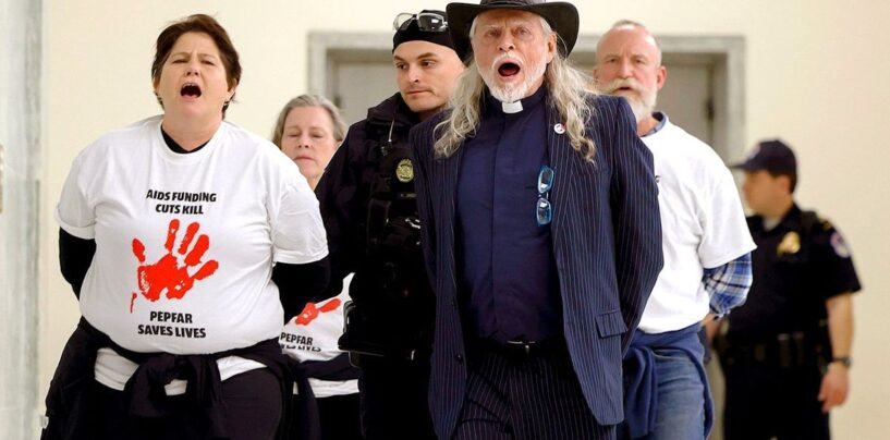 Plus de militants du sida ont arrêté lors de la protestation de coupes de financement mondial