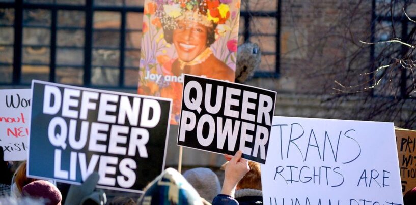 LGBTQ + Les défenseurs avertissent le DNC contre le désratendant la position des droits trans