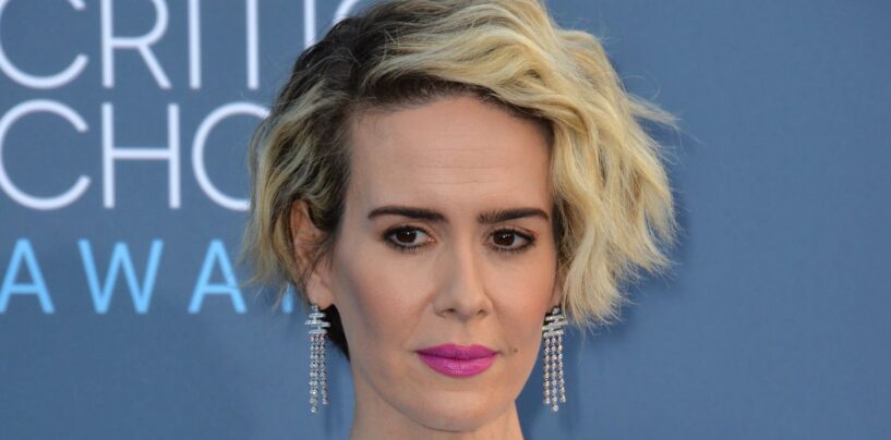 Sarah Paulson réalise nos rêves queer en marchant sur la piste à la Fashion Week de Paris