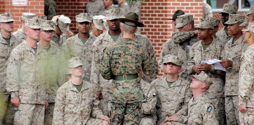 Le Pentagone dit qu'il commencera à expulser les personnes transgenres de l'armée le 28 mars
