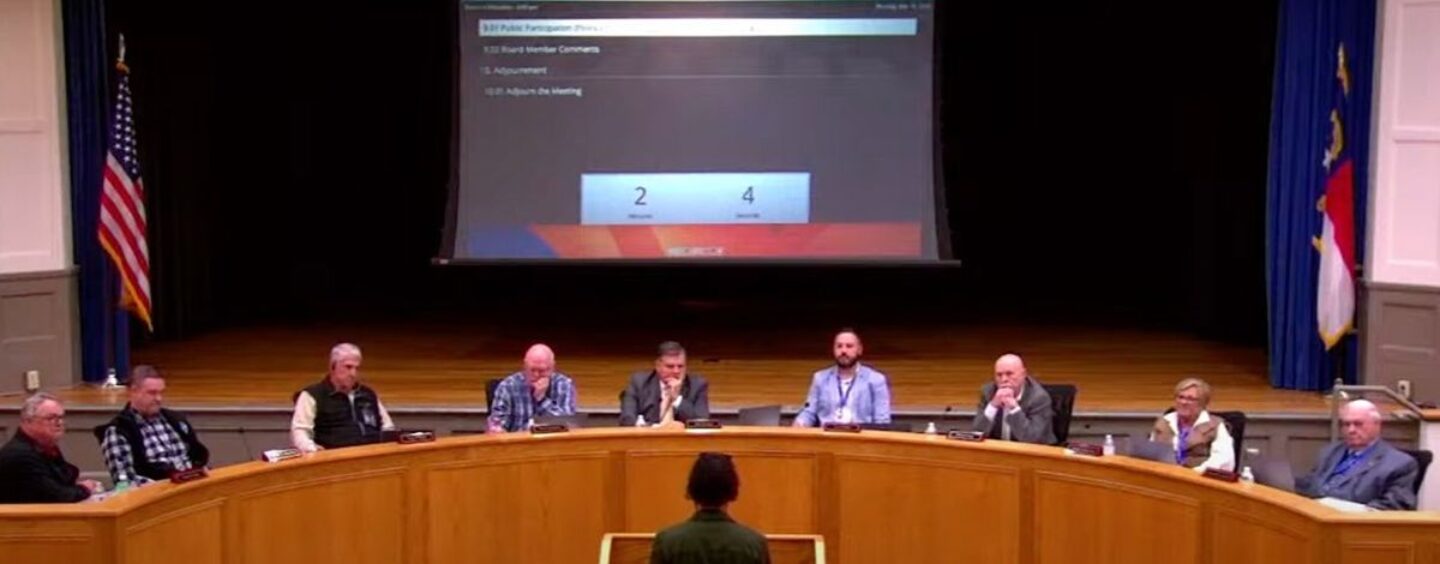 Les résidents locaux appellent la Commission scolaire de Caroline du Nord qui a interdit le quiz LGBTQ + Trivia