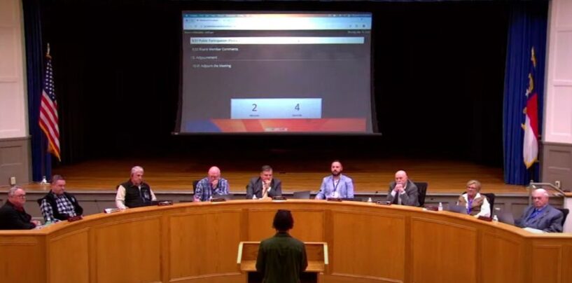 Les résidents locaux appellent la Commission scolaire de Caroline du Nord qui a interdit le quiz LGBTQ + Trivia