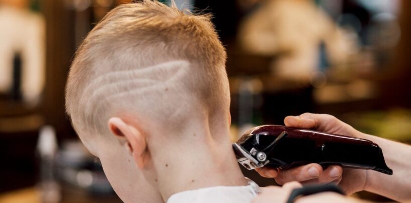 Le GOP propose un projet de loi qui punirait le soutien des jeunes trans à travers de nouveaux noms et coupes de cheveux