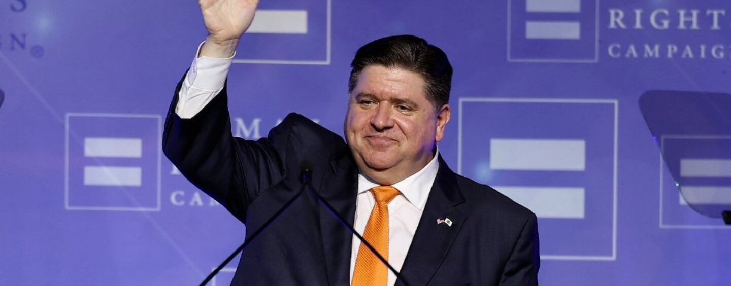 Le gouverneur de l'Illinois Pritzker représente la communauté LGBTQ + dans un discours de Fiery HRC