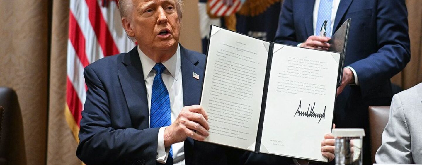 Trump Executive Order Targets Firm Firm contestant les politiques anti-Trans