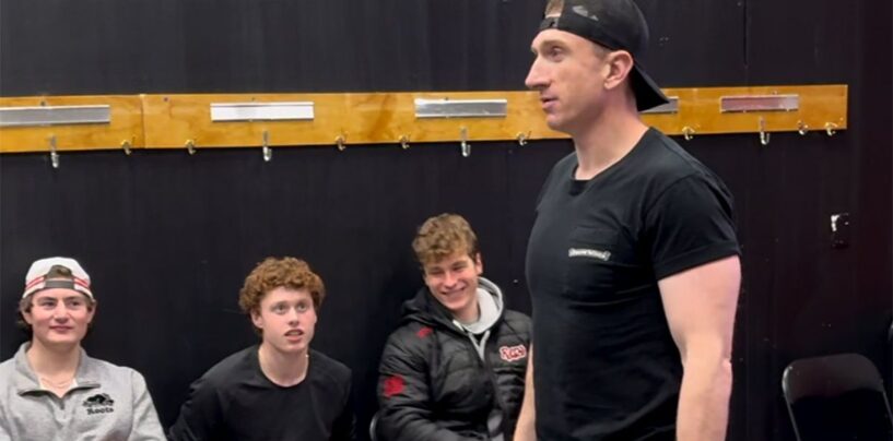 Un joueur de hockey gay a pour mission de créer une culture de hockey inclusive de l'intérieur