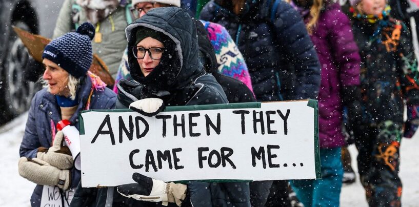100 jours d'effacement: connecter les points de la guerre implacable de Trump contre les vies LGBTQ +