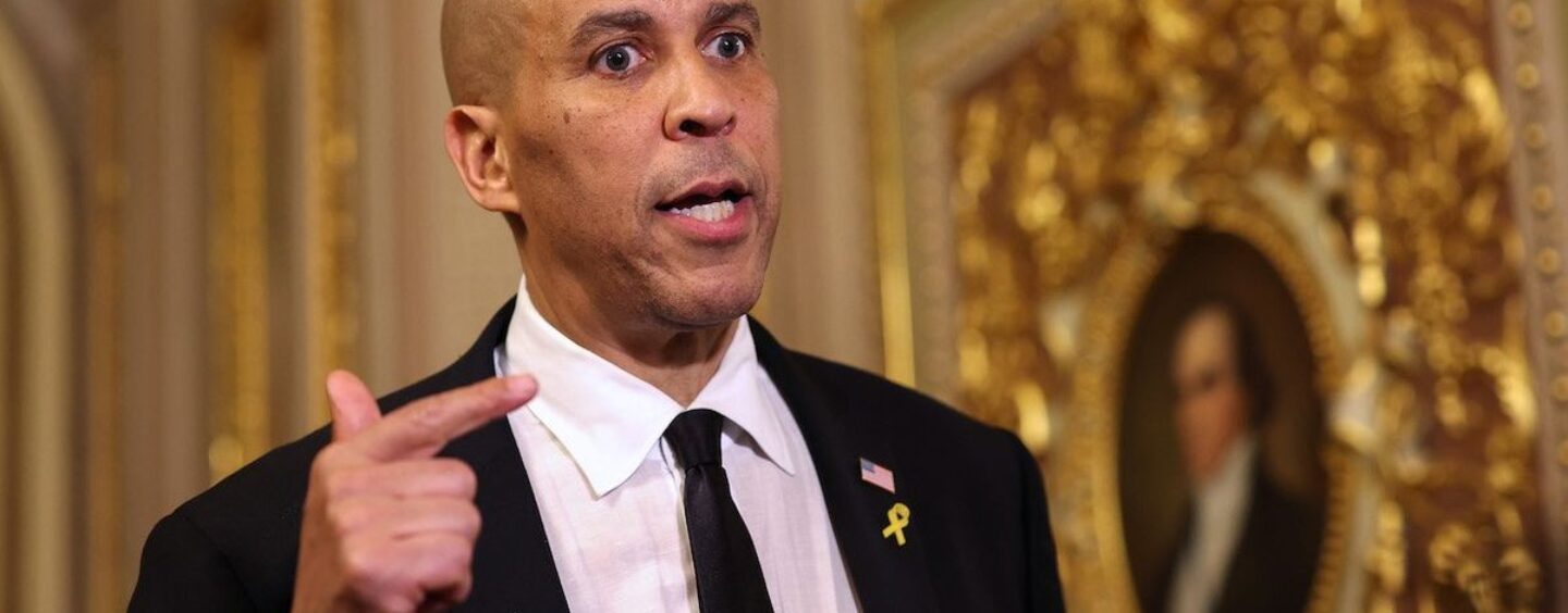 Cory Booker élimine le record d'un raciste, déclenche les démocrates perdus et regarde une course présidentielle en 2028