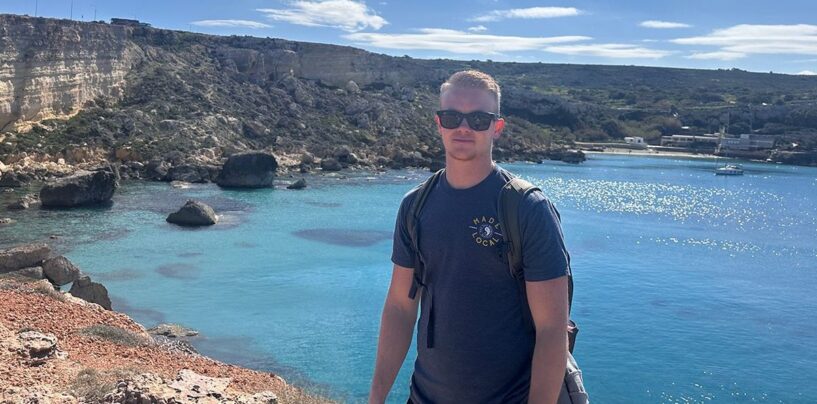 Cette recrue de la Trans Air Force veut sauter des avions pour en sauver les autres. Il poursuit Trump pour servir