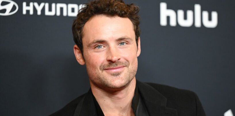 Dylan Efron conduit à nouveau les gays à nouveau avec son nouveau selfie torride