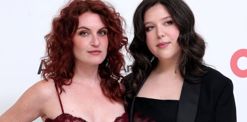 Lucy Dacus et Katie Gavin ont recréé cette couverture du magazine emblématique lesbien