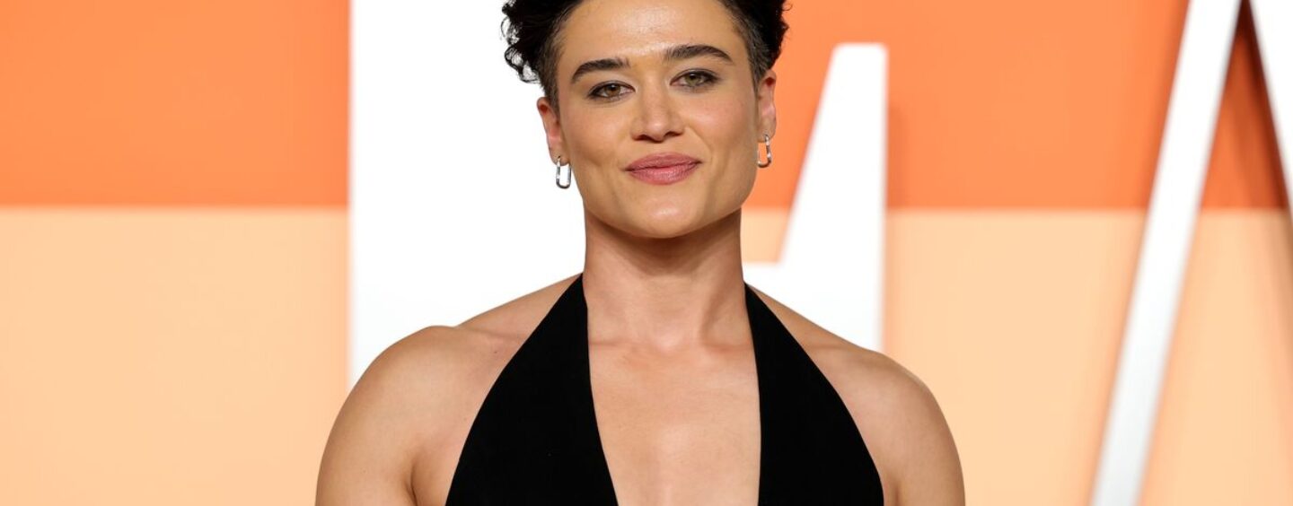 Katy O'Brian dans un costume est la chose la plus importante que les lesbiennes verront toute la journée