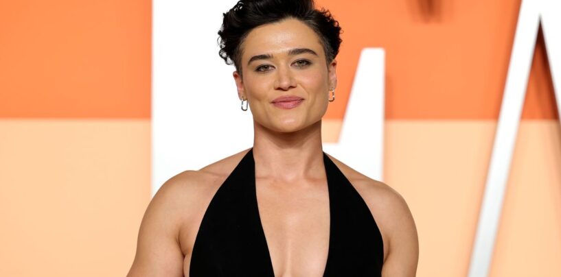 Katy O'Brian dans un costume est la chose la plus importante que les lesbiennes verront toute la journée