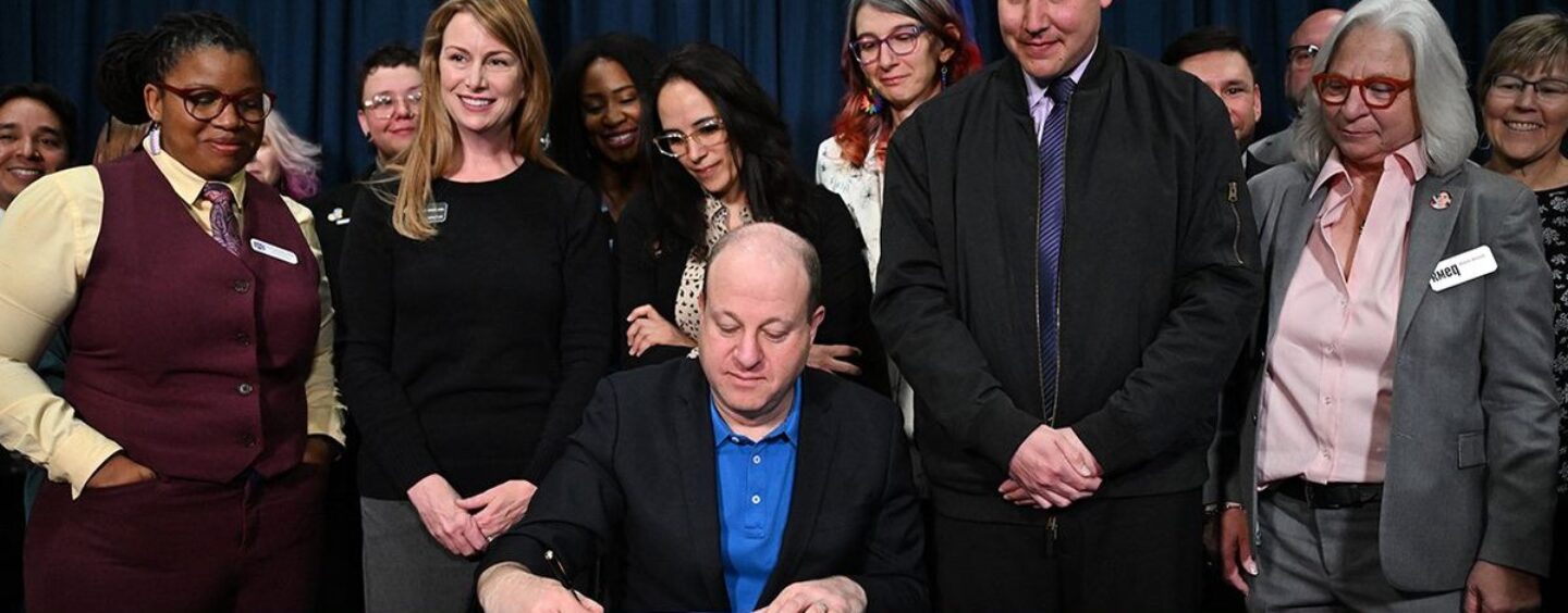Le gouverneur de Gay Colorado Jared Polis signe la loi abrogeant l'interdiction de l'égalité du mariage