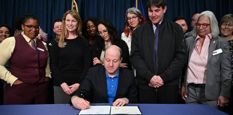 Le gouverneur de Gay Colorado Jared Polis signe la loi abrogeant l'interdiction de l'égalité du mariage