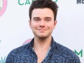 Les fans ont soif sur les nouveaux muscles sexy de Chris Colfer pour Coachella