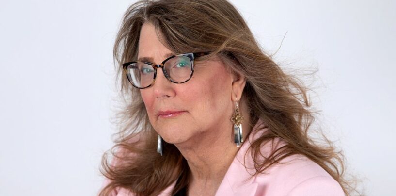 Le producteur de spectacle de Kelly Clarkson entre dans le théâtre en direct en tant que «Friendly De quartier Trans»