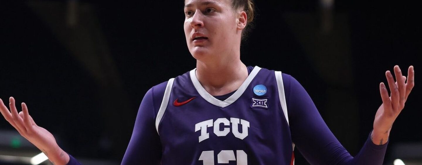 La star du basket-ball de l'université Sedona Prince ne se reporte pas; Voici pourquoi les fans de la WNBA célèbrent