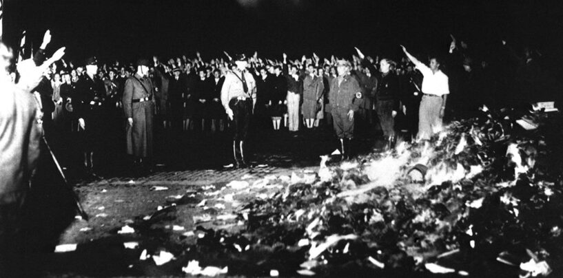 Cela commence par des mots: censurer les livres dans les écoles est le nouveau livre Burnings